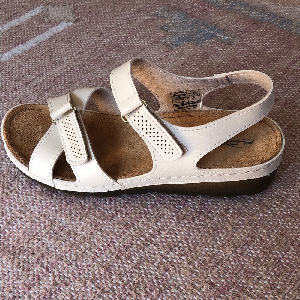 Flexus by Spring Step Walking Comfort Sandal
Size 9 Cream Color, excellent